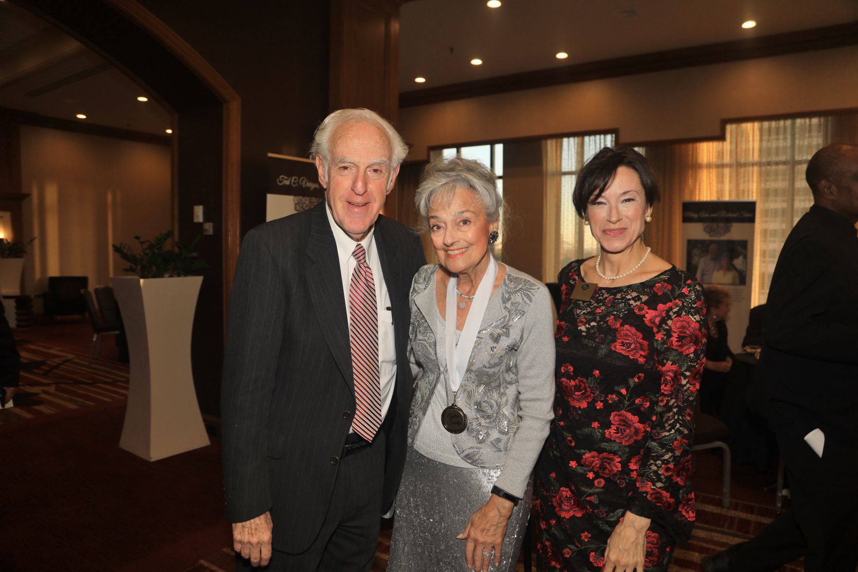 Dr. Art Gale, Anna Harris, Theresa Galakatos